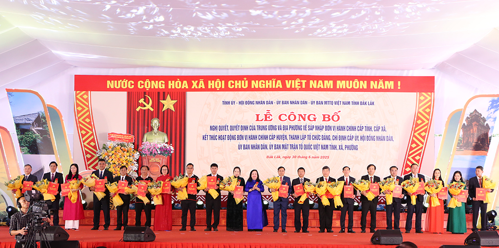 Đồng chí Cao Thị Hòa An - Phó Bí thư Thường trực Tỉnh ủy, Chủ tịch HĐND tỉnh trao Quyết định và tặng hoa chúc mừng các đồng chí Bí thư Đảng ủy xã, phường.